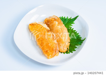 カレイの唐揚げ 大葉を添えた揚げ魚料理の写真 140207441