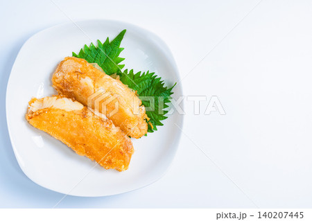 カレイの唐揚げ 大葉を添えた揚げ魚料理の写真 カレイの唐揚げ 大葉を添えた揚げ魚料理の写真 140207445