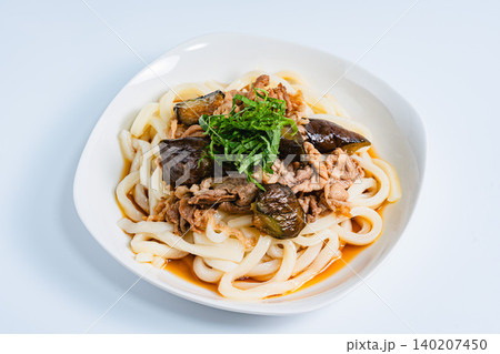 ナスと豚肉の冷やしうどん 大葉をのせた夏向け和風うどんの料理写真 140207450