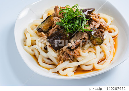 ナスと豚肉の冷やしうどん 大葉をのせた夏向け和風うどんの料理写真 ナスと豚肉の冷やしうどん 大葉をのせた夏向け和風うどんの料理写真 140207452