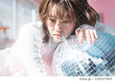 アンニュイな眼差しで見つめる若い女性 アンニュイな眼差しで見つめる若い女性 140207465