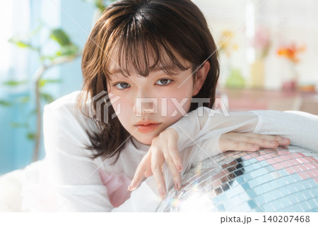 透明感のある若い女性 140207468