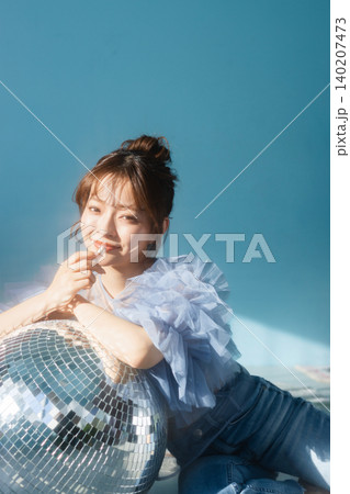 口紅を塗る若い女性 140207473