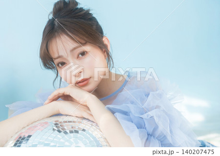 微笑む透明感のある若い女性 微笑む透明感のある若い女性 140207475