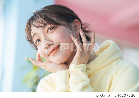 微笑む若い女性 140207526