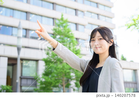 指をさす日本人女性 指をさす日本人女性 140207578