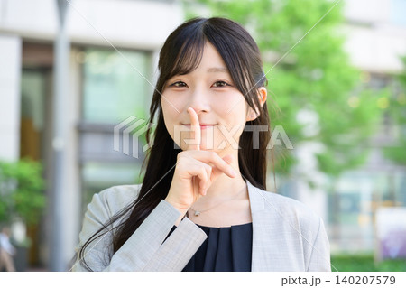 秘密のジェスチャーをする日本人女性 秘密のジェスチャーをする日本人女性 140207579