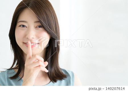 口元に手を当てる日本人女性 口元に手を当てる日本人女性 140207614