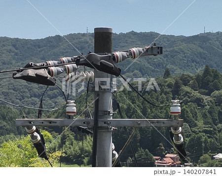 技術資料として、電柱のてっぺんの写真、電線と碍子、真横から 技術資料として、電柱のてっぺんの写真、電線と碍子、真横から 140207841