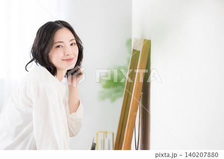 鏡の前でヘアセットや身だしなみを整える女性のライフスタイル カメラ目線上半身 鏡の前でヘアセットや身だしなみを整える女性のライフスタイル カメラ目線上半身 140207880