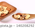 器とスプーンに盛ったミックスナッツ　 140208292