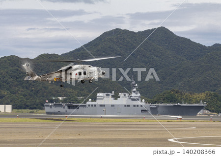 対潜哨戒ヘリコプターと護衛艦ひゅうが 140208366