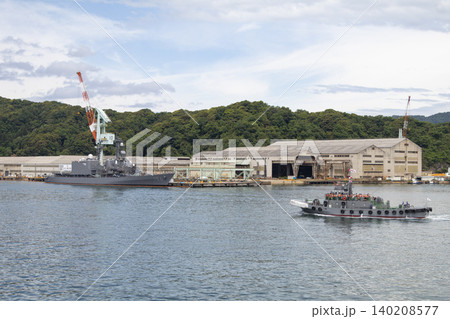 護衛艦と大型曳船 護衛艦と大型曳船 140208577