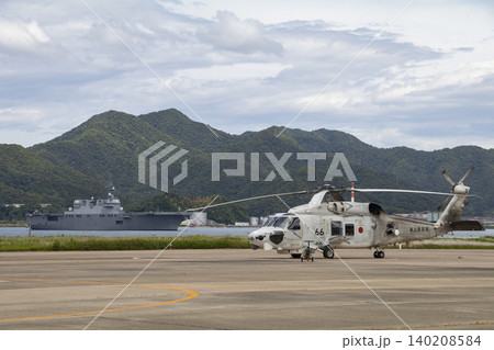 護衛艦ひゅうがと対潜哨戒ヘリコプター 140208584