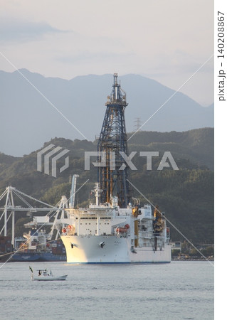 海洋資源開発を支える掘削船「地球」と港湾設備 140208867