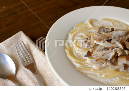 テーブル背景のきのこのクリームスープパスタ テーブル背景のきのこのクリームスープパスタ 140208895
