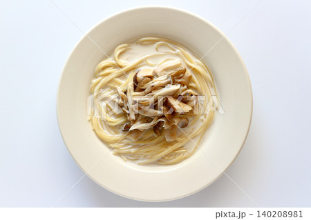 真上から見た白背景のきのこのクリームスープパスタ 140208981