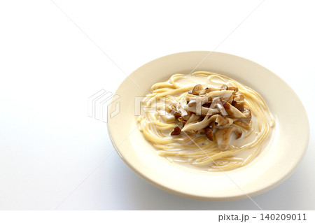 白背景のきのこのクリームスープパスタ 140209011