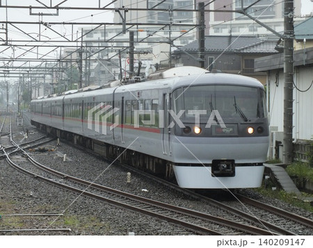特急「小江戸」の運用に就く西武10000系(田無駅にて撮影) 特急「小江戸」の運用に就く西武10000系(田無駅にて撮影) 140209147
