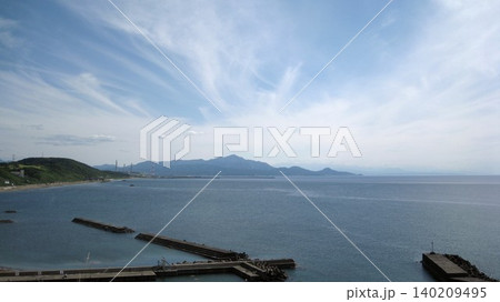 岬の公園から見える海と漁港の突堤と米山 岬の公園から見える海と漁港の突堤と米山 140209495