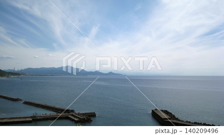 岬の公園から見える海と漁港の突堤と米山 140209496