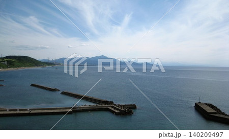 岬の公園から見える海と漁港の突堤と米山 140209497