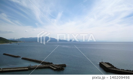 岬の公園から見える海と漁港の突堤と米山 140209498