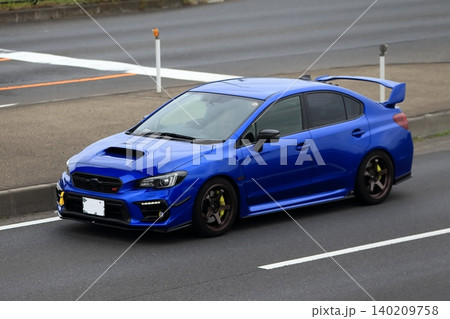 青い国産スポーツカー　イメージ 140209758