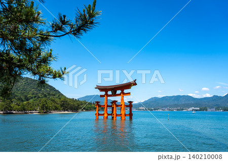 Famous red torii gate of Itsukushima-jinja shrine in Miyajima, Japan Famous red torii gate of Itsukushima-jinja shrine in Miyajima, Japan 140210008
