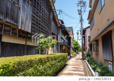 Traditional wooden alleys in Higashi-chaya, Kanazawa, Japan 140210014
