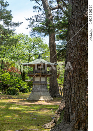 Traditional toro lantern in Kenroku-en garden, Kanazawa, Japan Traditional toro lantern in Kenroku-en garden, Kanazawa, Japan 140210016