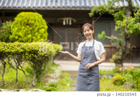古民家で案内する女性スタッフ 古民家で案内する女性スタッフ 140210343