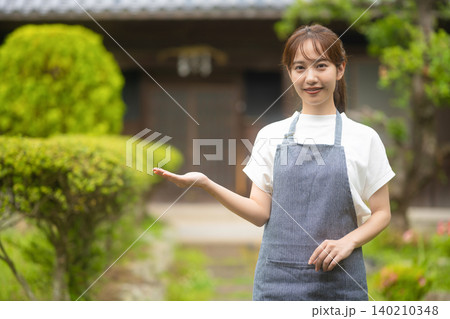 古民家で案内する女性スタッフ 古民家で案内する女性スタッフ 140210348