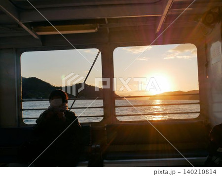 瀬戸内海の夕暮れ　高速船で海を渡る　（広島県三原沖） 140210814