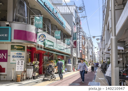 東京都目黒区の都市風景 学芸大学駅東口商店街 東京都目黒区の都市風景 学芸大学駅東口商店街 140210947