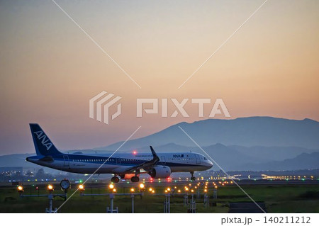 夕暮れの仙台空港 タキシング中の飛行機と蔵王連峰 宮城県名取市 夕暮れの仙台空港 タキシング中の飛行機と蔵王連峰 宮城県名取市 140211212