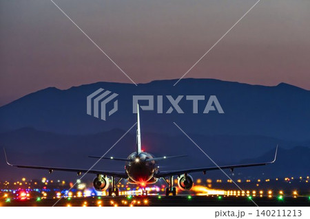 夕暮れの仙台空港　離陸中の飛行機と蔵王連峰　宮城県名取市 140211213