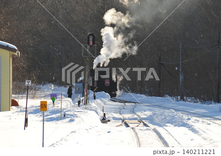 雪に包まれた駅を発車するSL冬の湿原号 140211221