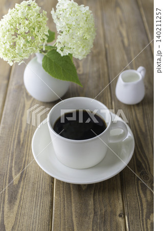 アナベルとコーヒーのある心地よい朝時間 アナベルとコーヒーのある心地よい朝時間 140211257