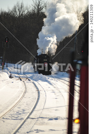 雪景色の中を進むSL冬の湿原号の正面風景 雪景色の中を進むSL冬の湿原号の正面風景 140211309