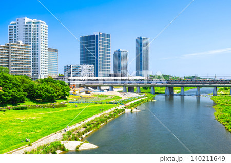東京 二子玉川の高層ビルと多摩川 春景 東京 二子玉川の高層ビルと多摩川 春景 140211649