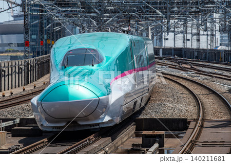 ホームを出発していく東北青森新幹線E5系 ホームを出発していく東北青森新幹線E5系 140211681