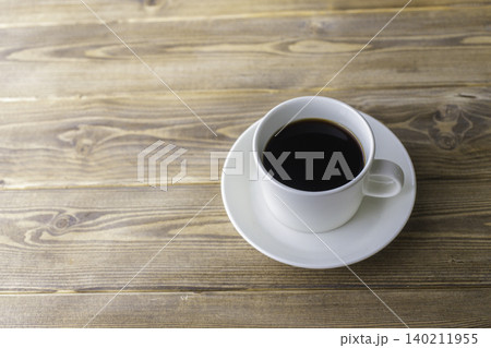 コーヒーカップと木のテーブルのコピースペース 140211955