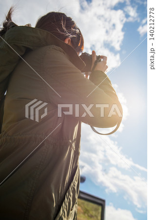 空を撮る女性 空を撮る女性 140212778