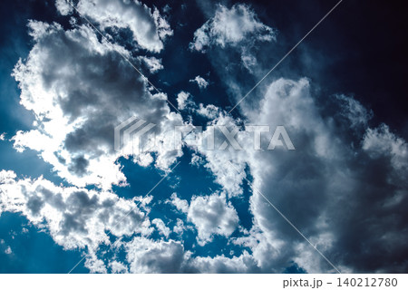 青空に浮かぶ白い雲 青空に浮かぶ白い雲 140212780