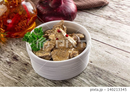 Stewed chicken liver with cream sauce and red onion 140213345