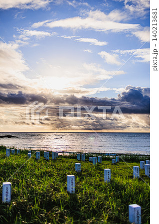 朝焼け空と海を望む広田遺跡公園の黎明風景 朝焼け空と海を望む広田遺跡公園の黎明風景 140213681
