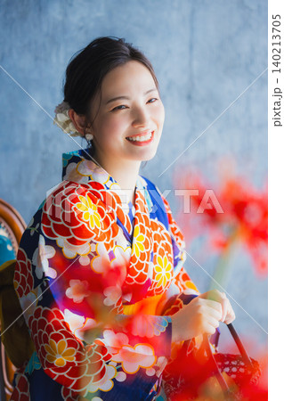 浴衣を着た女性 浴衣を着た女性 140213705