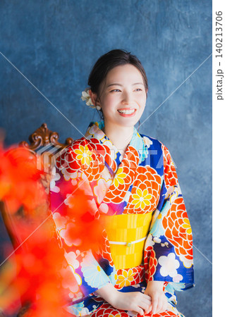 浴衣を着た女性 浴衣を着た女性 140213706