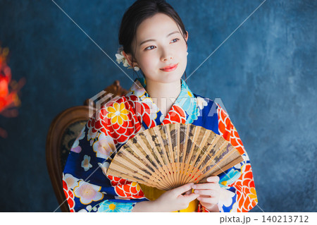浴衣を着た女性 浴衣を着た女性 140213712